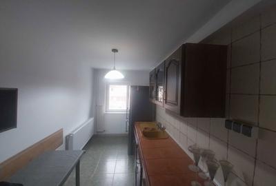 Apartament cu 3 camere decomandat în Răcădău