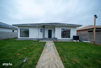 Casă cu 4 camere cu Teren 400 Mp în Domnești