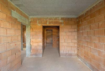 Casă la roșu cu teren generos, 500 mp, situată pe strada Ostașului - 27