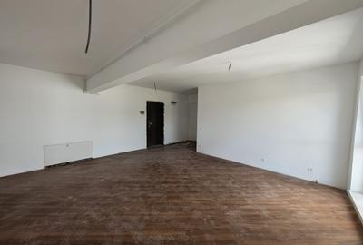 Apartament cu 3 camere semidecomandat în Florești