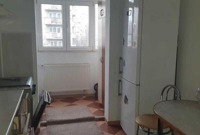 Apartament cu 3 camere semidecomandat în Tei