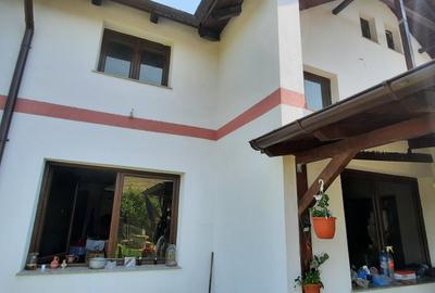 Casă individuală cu 7 camere cu Teren 750 Mp în Central - 1