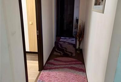 Apartament cu 3 camere decomandat în Tractorul - 3