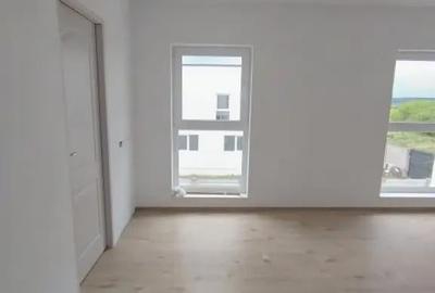 Casă cu 5 camere cu Teren 306 Mp în Malu Mare - 2
