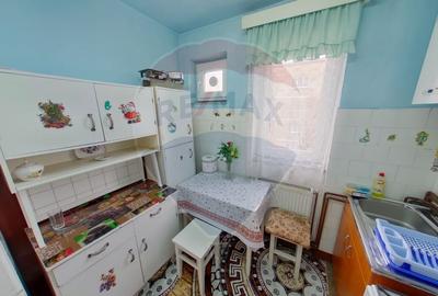 Apartament cu 3 camere de vanzare, strada 1 mai - 6
