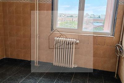 Apartament cu 3 camere semidecomandat în Ștefan cel Mare