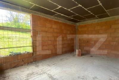 Casa la rosu, cu 3 camere, 74 mp, teren 800 mp, zona Centur - 1