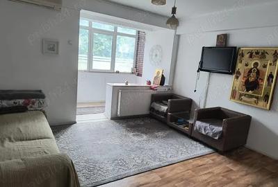 Apartament trei camere, Central Valcea (Calea Lui Traian), baie, bucatarie, doua balcoane, 68mp