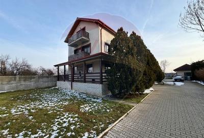 Casă cu 6 camere cu Teren 1200 Mp în Tâncăbești - 1