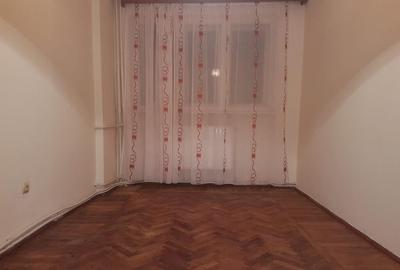 Apartament trei camere, nemobilat, etaj 2, CT, gresie, 9 Mai - 17