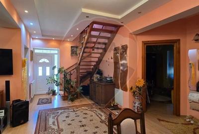 Casă individuală cu 8 camere cu Garaj în Central - 2