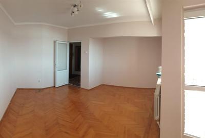 Apartament cu 3 camere decomandat în Călărași - 2