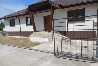 Casă cu 4 camere cu Teren 1000 Mp în Livadia