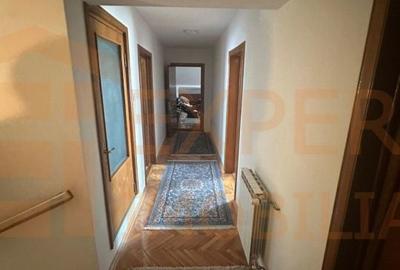 Casă cu 10 camere cu Teren 1000 Mp în Km 4 - 7