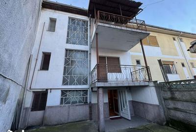 Casă cu 9 camere decomandat cu Teren 101 Mp în Central