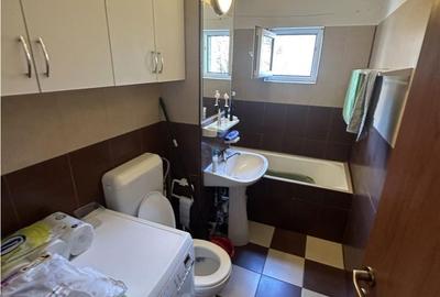 Apartament cu 3 camere semidecomandat în Aradului