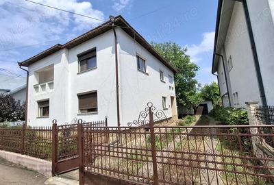 Casă cu 6 camere cu Teren 495 Mp în Central - 2