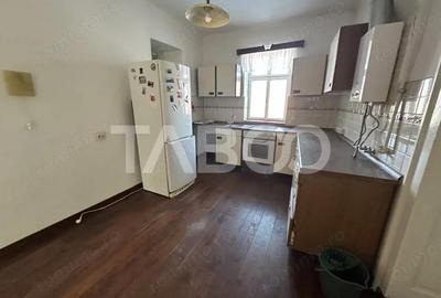 Casă cu 4 camere cu Teren 2400 Mp în Cincu - 2