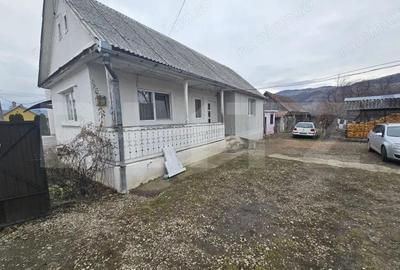 Casă cu 2 camere cu Teren 2805 Mp în Central