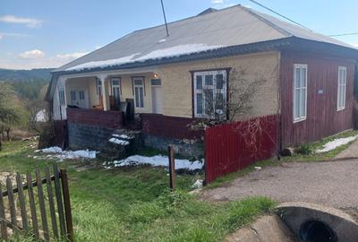 Casă cu 4 camere cu Teren 501 Mp în Tulnici - 1
