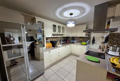 Apartament cu 4 camere decomandat, mobilat în Decebal