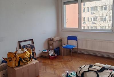 Apartament cu 3 camere semidecomandat în Dristor