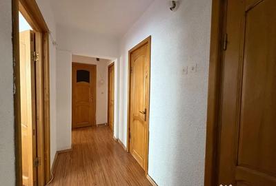 Apartament cu 3 camere decomandat în Micro 6 - 8