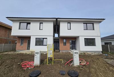 Duplex cu 5 camere cu Canalizare în Moșnița Nouă - 1