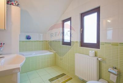 Casă cu 4 camere cu Teren 443 Mp în Tractorul - 20