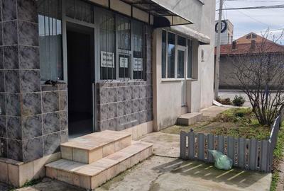 Spațiu comercial, de 40 mp, în Central - 8