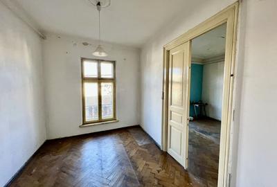 Casă individuală cu 35 camere cu Canalizare în Centrul Civic - 11