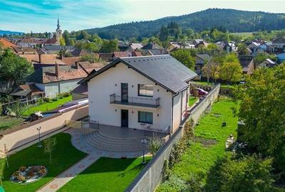 Resedinta distincta, mobilata cu rafinament, pe 1.000 mp teren, Central, Sacele, - 23