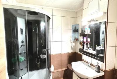 Proprietar inchiriez apartament cu 4 camere, 2 bai, decomandat, situat in Strand pe str. Barsei, la - 5