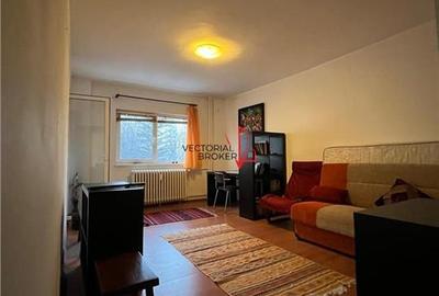 Garsonieră decomandată în Central