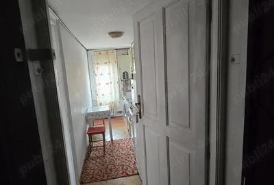 Proprietar, inchiriez apartament cu 1 camera la mansarda, in zona Bogdanestilor colt cu Bld.Cetatii