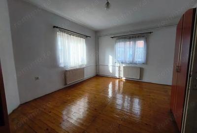 Casă cu 2 camere cu Teren 15 Mp în Unirii - 18