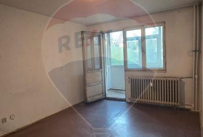 DE VANZARE Apartament cu 4 camere în zona 1 DECEMBRIE 1918 - 5