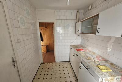 Apartament cu 3 camere semidecomandat în Micro I - 4