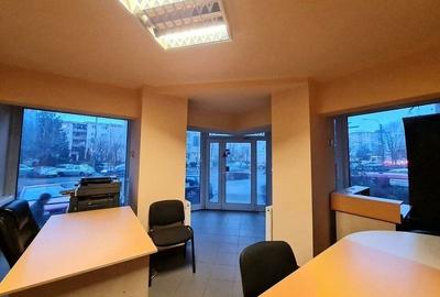 Spatiu birouri/comercial cu vitrina mare de 11 ml la B-dul Zizinului - 13