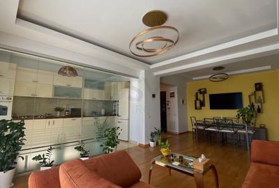 Apartament cu 3 camere semidecomandat în Sisești