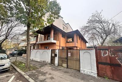 Casă cu 7 camere cu Teren 285 Mp în Central