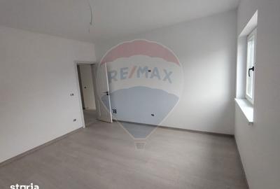 Casă cu 4 camere cu Teren 460 Mp în Golești - 2