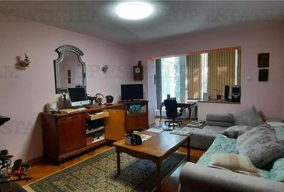 Vanzare apartament 3 camere in Vila Pajura