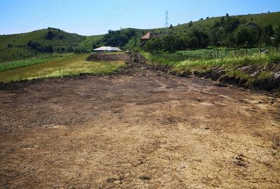 Teren de 2200 mp, în Deușu - 10