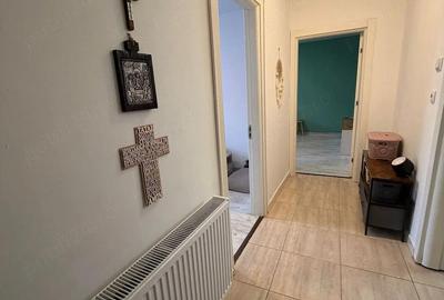 Apartament cu 3 camere decomandat, mobilat în Dacia