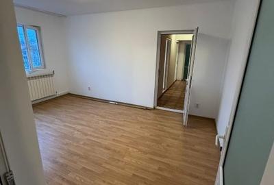 Apartament cu 3 camere semidecomandat în Central - 3