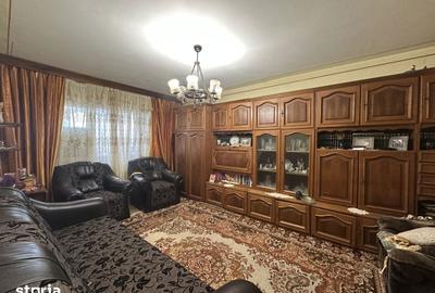 Apartament cu 3 camere decomandat în Republicii