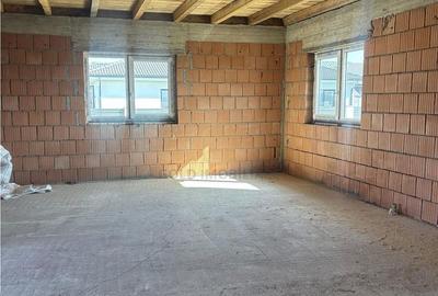 Casă cu 4 camere cu Teren 500 Mp în Central - 2