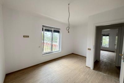 Casa cu garaj, lângă Carrefour, la asfalt - 5 camere, 3 băi - 6