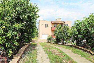 Casă individuală cu 5 camere în Sud